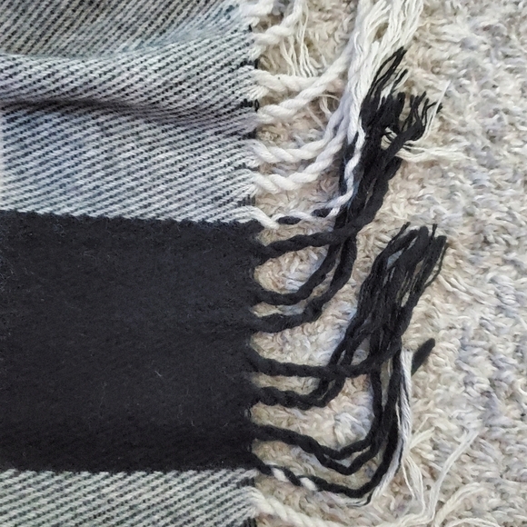 Plaid fringe soft scarf - Picture 4 of 13